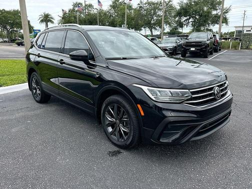 Deep Black Pearl Effect 2022 Volkswagen Tiguan 2.0T SE