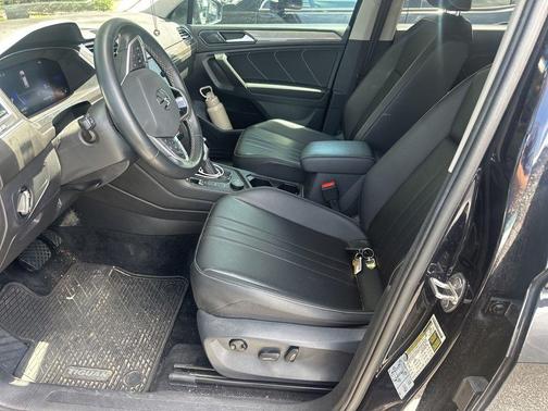 Deep Black Pearl Effect 2022 Volkswagen Tiguan 2.0T SE