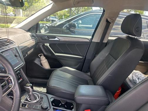 Deep Black Pearl Effect 2022 Volkswagen Tiguan 2.0T SE