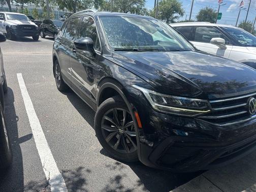 Deep Black Pearl Effect 2022 Volkswagen Tiguan 2.0T SE