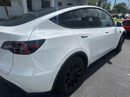Pearl White Multi 2024 Tesla Model Y Standard Range