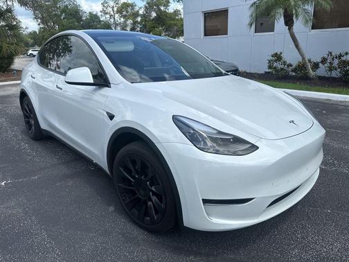 Pearl White Multi 2024 Tesla Model Y Standard Range