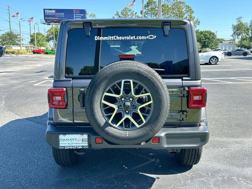 Granite Crystal Clearcoat Metallic 2025 Jeep Wrangler Sahara
