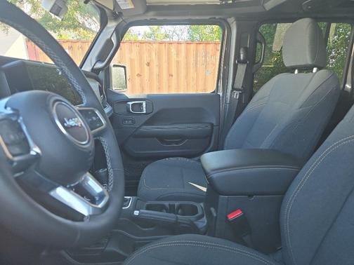 Granite Crystal Clearcoat Metallic 2025 Jeep Wrangler Sahara