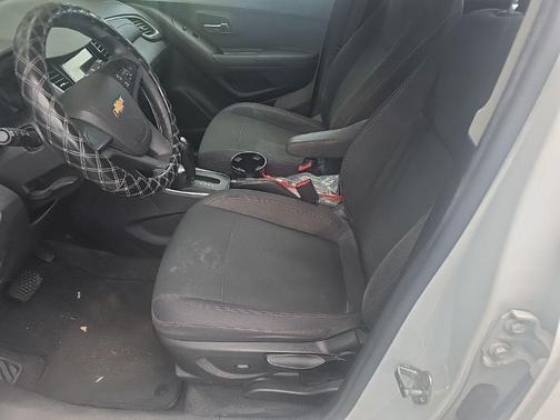 Summit White 2019 Chevrolet Trax LS