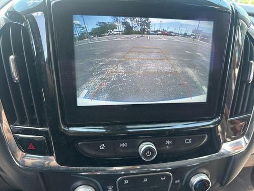 Summit White 2018 Chevrolet Traverse LT Cloth