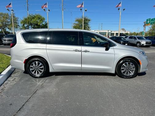 2024 Chrysler Pacifica Hybrid Select