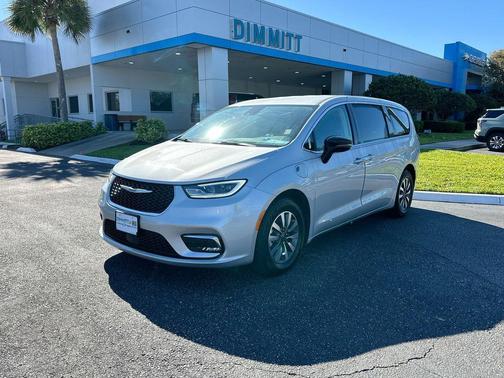 Silver Mist Clearcoat 2024 Chrysler Pacifica Hybrid Select