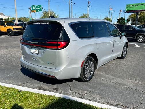 2024 Chrysler Pacifica Hybrid Select