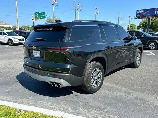 Mosaic Black Metallic 2024 Chevrolet Traverse LT