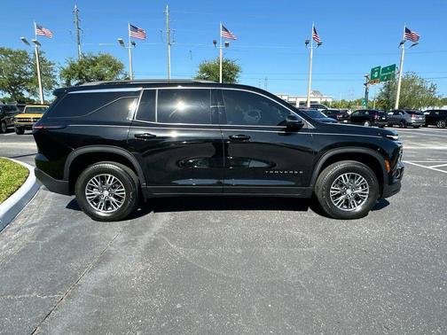 Mosaic Black Metallic 2024 Chevrolet Traverse LT