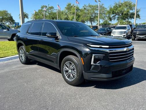 Mosaic Black Metallic 2024 Chevrolet Traverse LT