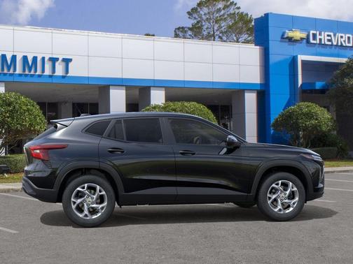 Mosaic Black Metallic 2026 Chevrolet Trax LS