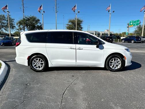 2024 Chrysler Pacifica Touring-L