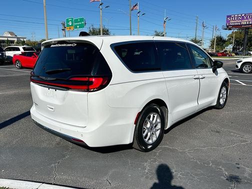 2024 Chrysler Pacifica Touring-L