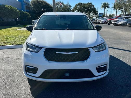 2024 Chrysler Pacifica Touring-L