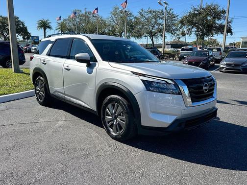 2025 Nissan Pathfinder SV