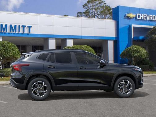 Mosaic Black Metallic 2026 Chevrolet Trax LT