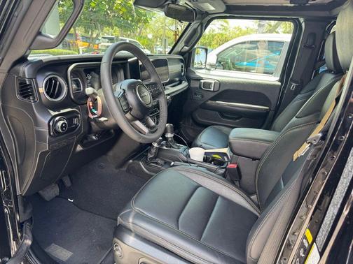 Black Clearcoat 2025 Jeep Gladiator Sport