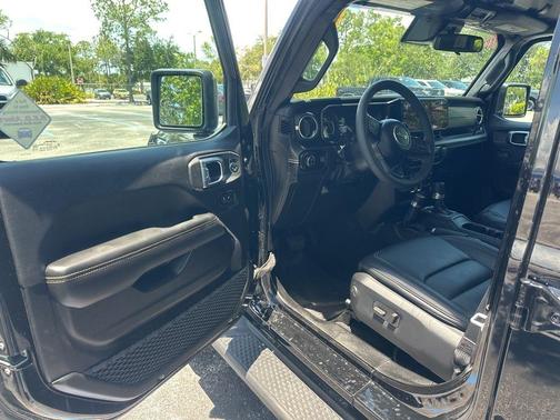 Black Clearcoat 2025 Jeep Gladiator Sport