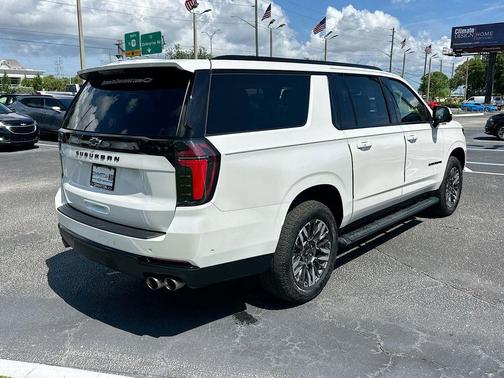 Iridescent Pearl Tricoat 2025 Chevrolet Suburban Z71