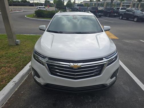 Iridescent Pearl Tricoat 2022 Chevrolet Equinox Premier