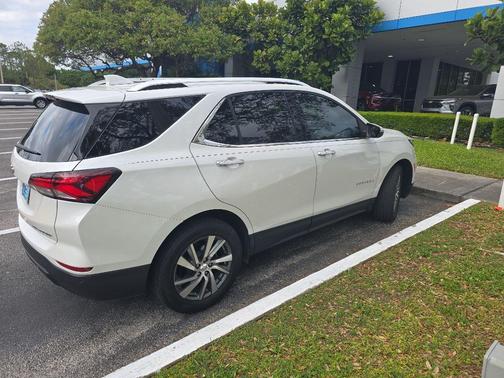Iridescent Pearl Tricoat 2022 Chevrolet Equinox Premier