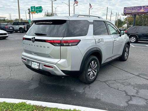 2023 Nissan Pathfinder SL