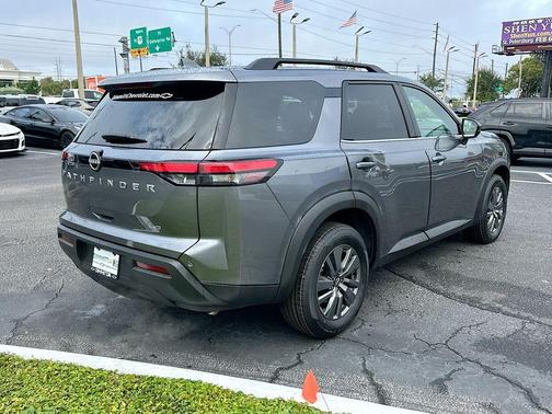 2025 Nissan Pathfinder SV