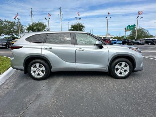 Celestial Silver Metallic 2024 Toyota Highlander LE