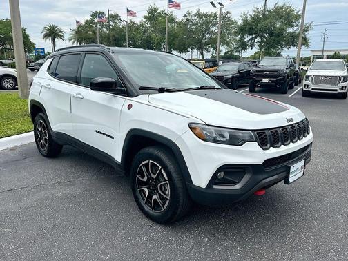 Bright White Clearcoat 2025 Jeep Compass Trailhawk