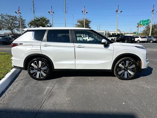 2025 Mitsubishi Outlander SE