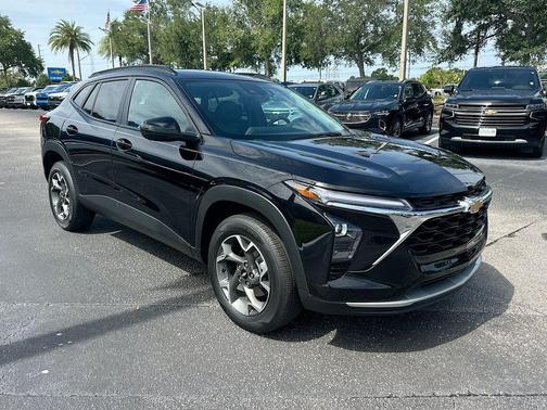Mosaic Black Metallic 2025 Chevrolet Trax LT