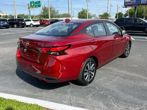 Scarlet Ember 2025 Nissan Versa 1.6 SV