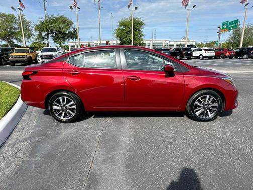 Scarlet Ember 2025 Nissan Versa 1.6 SV