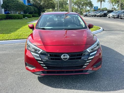 Scarlet Ember 2025 Nissan Versa 1.6 SV