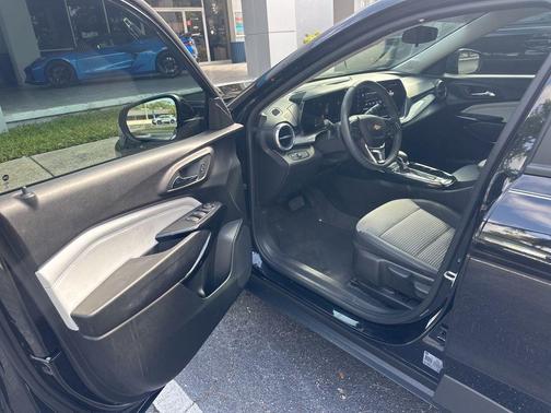 Mosaic Black Metallic 2024 Chevrolet Trax LT