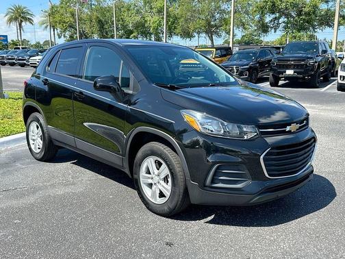 Mosaic Black Metallic 2022 Chevrolet Trax LS