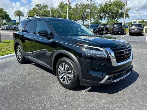 Super Black 2025 Nissan Pathfinder SL
