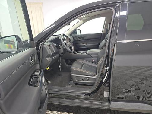 Super Black 2025 Nissan Pathfinder SL