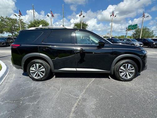Super Black 2025 Nissan Pathfinder SL