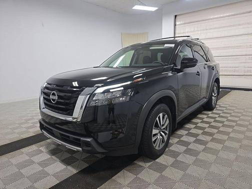Super Black 2025 Nissan Pathfinder SL