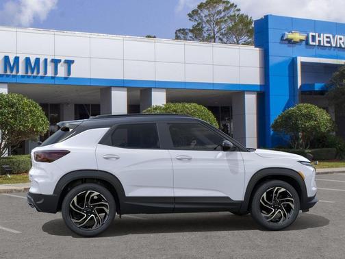 Iridescent Pearl Tricoat 2026 Chevrolet Trailblazer RS
