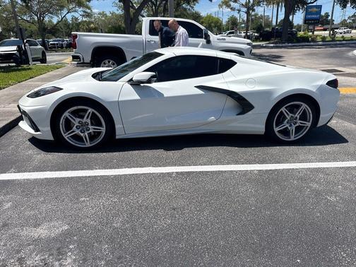Arctic White 2024 Chevrolet Corvette Stingray w/2LT