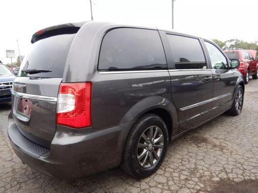 2016 Chrysler Town & Country S