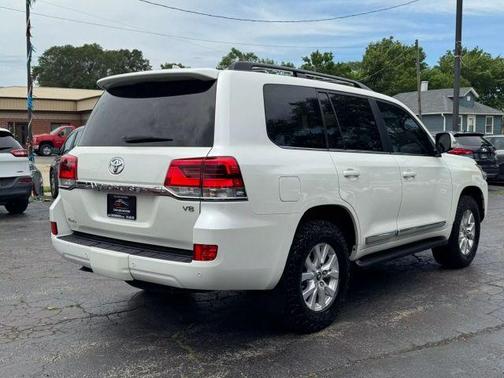 2017 Toyota Land Cruiser V8