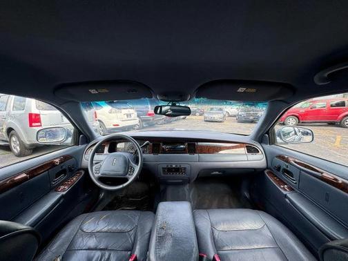 2000 Lincoln Town Car Signature