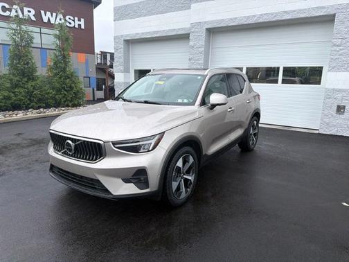 Bright 2023 Volvo XC40 B5 PLUS BRIGHT THEME
