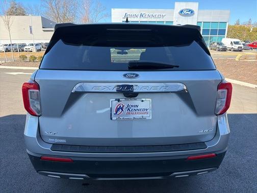 ICONIC SILVER METALLIC 2022 Ford Explorer XLT