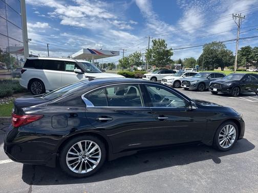 2022 INFINITI Q50 LUXE
